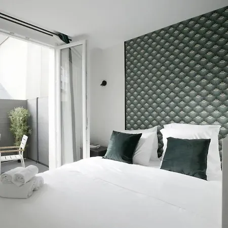 Enchanting Parisian *